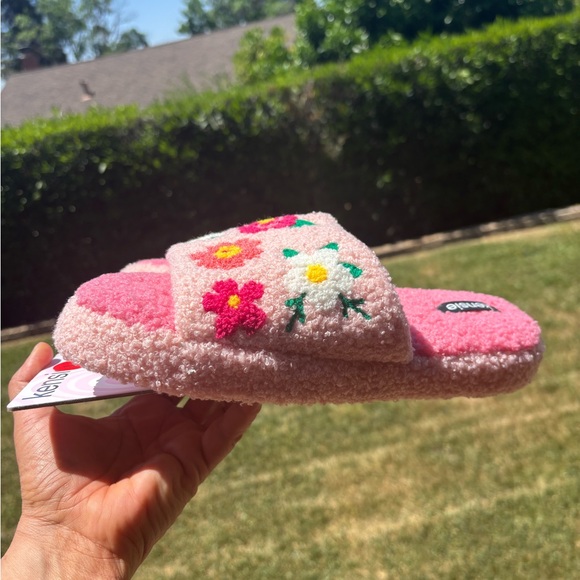 Kensie Pink Floral Slippers - Picture 4 of 4